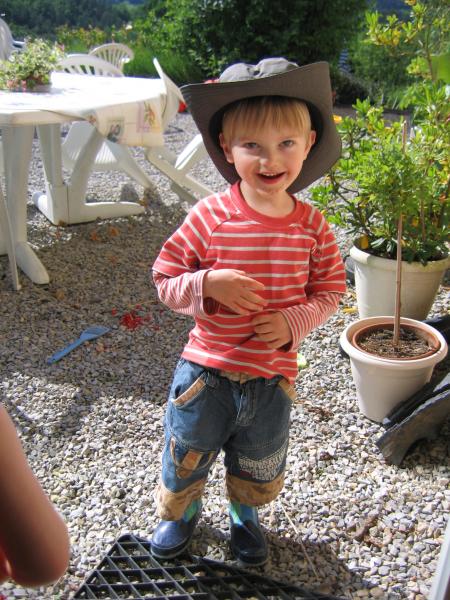 J'ai fait expr�s de perdre mon chapeau pour piquer celui de Papi !