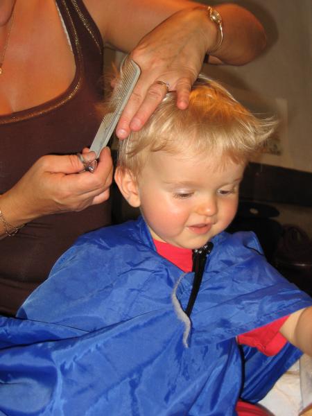 Maman a d�clar� forfait et m'a confi� � la coiffeuse...