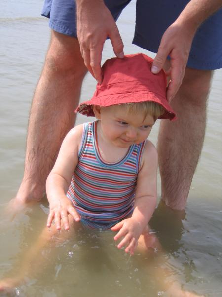 Papa me tient, sinon les vagues me font tomber...