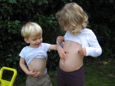 Dingue ! Coline elle a la m�me chose que moi sur le ventre !!!