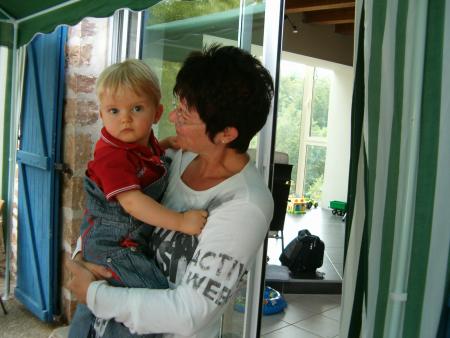 Grand gar�on dans les bras de Mamie
