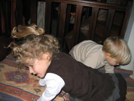 Chez Abuelita, on se retrouve entre cousins, et on saute sur les lits...