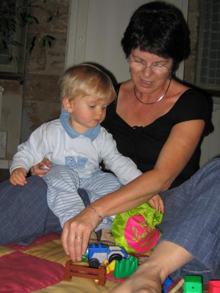 Mamie joue aux lego !!