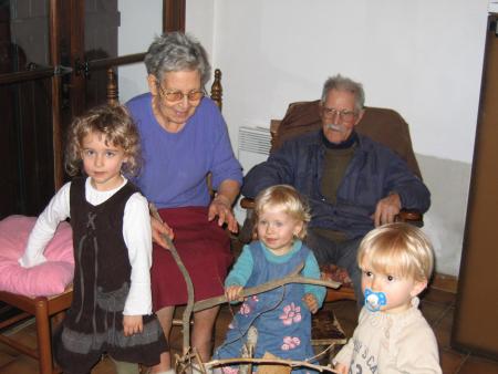 A nous trois, on va le ranger le bois !