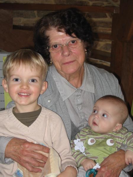 mamie Guitou et ses arri�re petits-enfants
