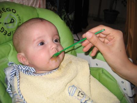 Premier repas � la cuill�re...